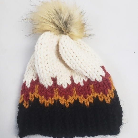 NEW! HAND-KNIT Crochet Winter Pom Pom Hat. - Picture 2 of 4